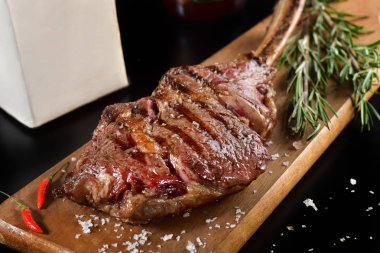 Rustik sahnede Füme Prime Rib