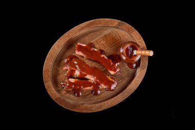 Rustik kesme tahtası üzerinde Barbekü sos kaburga