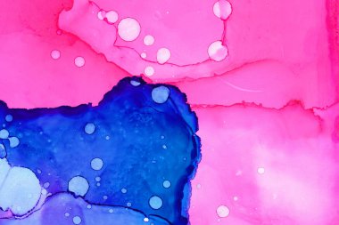 Renkli fırça dalgaları suluboya doku arka plan. El çizilmiş pembe ve lacivert soyut boya lekeleri.