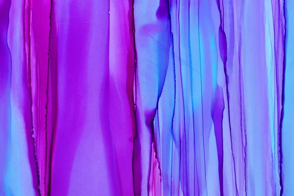 Вертикальні барвисті хвилі текстури чорнила алкоголю фону. Рука намальована рожево-блакитна абстрактна фарба розмиває . — стокове фото