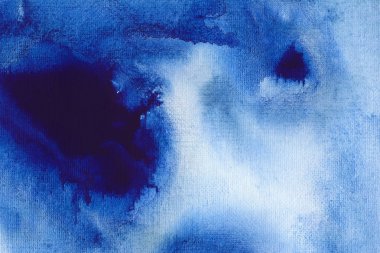 Ultramarine parlak renkli suluboya arka plan. El çizimi mavi fırça darbeleri boyama.