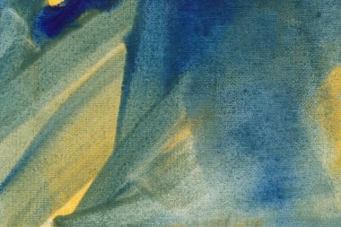 Kaotik renkli fırça darbeleri mürekkep dokusu arkaplanını etkiler. El çizimi yeşil, mavi ve sarı soyut boya lekeleri