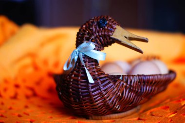 Paskalya ve dünya sembolleri, yumurta için El örgülü sepet, Masa dekoru