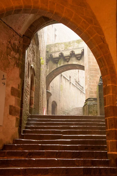 ミシェル修道院 ノルマンディー フランスの中の古代の通りの狭い階段 ストック写真