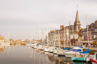 Vieux Bassin quay, Fransa'nın Normandiya bölgesinin eski Honfleur bağlantı noktası