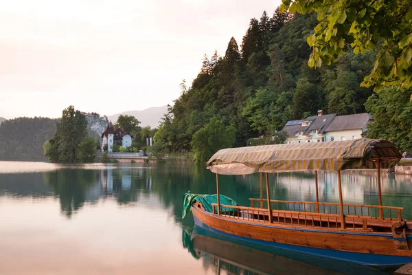 Cestovní Lodě Při Západu Slunce Slavné Jezero Bled Slovinsko — Stock fotografie