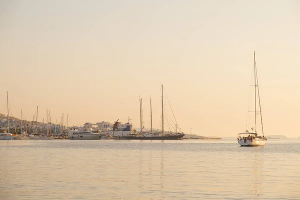 Jachty Łodzie Zachód Słońca Pobliżu Port Parikia Wyspie Paros Grecja — Zdjęcie stockowe