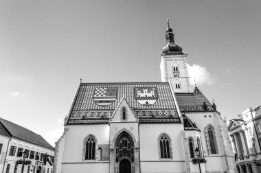 Mavi gökyüzünde duvar eski, Zagreb, Hırvatistan ile pencereden dışarı kesmek