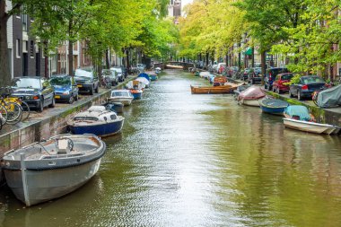 Tipik yüzen şehir Amsterdam kanal boyunca