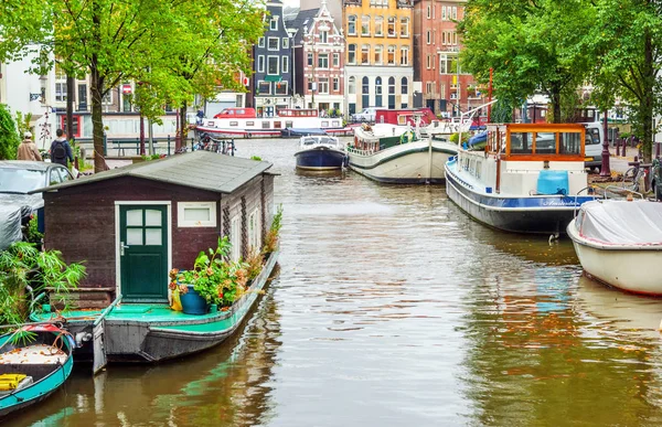 Typiska Husbåtar Längs Göta Kanal Centrala Amsterdam — Stockfoto