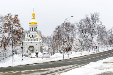 St Andrew's Şapel Park sokak tepelere doğru Bankası tarihi Pechersk bölgesinde, Kiev, Ukrayna'nın aracılığıyla sarma tarafından