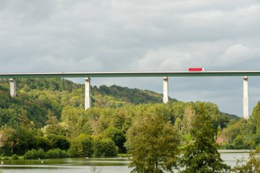 Caen A13 köprü otobandan Paris'in içinden Normandy, Fransa için trafik