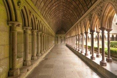 Cloister Bahçe, ünlü Mont Saint-Michel Manastırı, Normandiya kıyılarında, Fransa