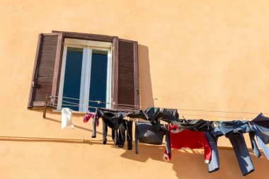 Trastevere 'deki tipik İtalyan parlak renkli binası, Roma' nın bohem kısmı, İtalya