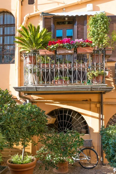 トラステヴェレ ローマ イタリアの自由奔放な部分のカラフルなイタリアの家 ストック画像