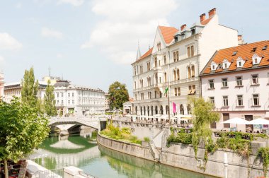 Restoranlar ve kafeler ile ünlü üçlü Ljubljanica Nehri boyunca köprü Merkezi, Ljubljana, Slovenya
