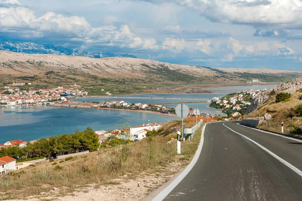驾车穿过帕格岛 可欣赏克罗地亚帕格镇 亚得里亚海海岸和韦莱比特山脉的景色 — 图库照片