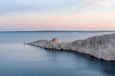 Eski kale ve adada Pag, Hırvatistan küçük deniz feneri Harabeleri