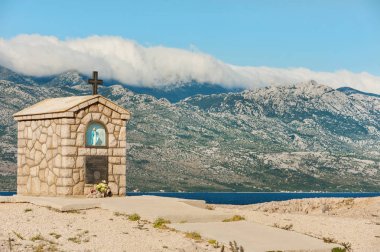 Küçük Şapel pag Island Saint Mary Velebit Dağları arka planda, Hırvatistan ile adanmış