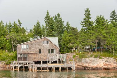 Schoodic Yarımadası'nda Acadia Milli Parkı, Maine yakınlarında tipik New England shingled waterfront ev