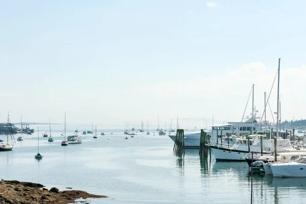 Exklusiva Båtar Och Små Fiskebåtar Marinan Turistiska Sydväst Harbor Mount — Stockfoto