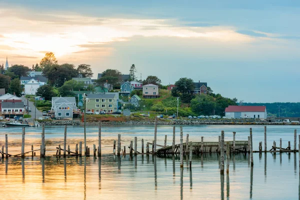 米国の最東端の自治体であるメイン州ルベックの日没と 米国のファンディ湾のルベック ナローズ ロイヤリティフリーのストック画像