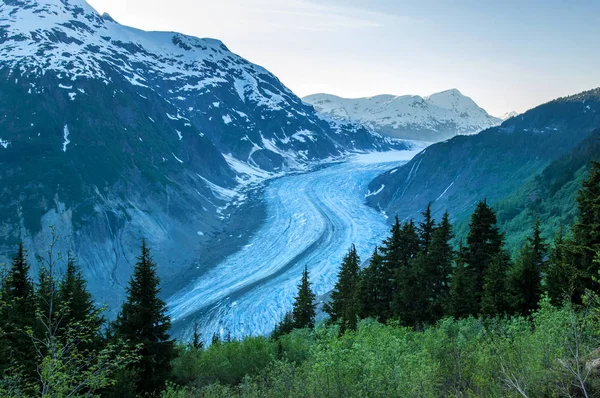 ブリティッシュ コロンビア州の国境の境界範囲とアラスカの間を流れるサーモン氷河 — ストック写真