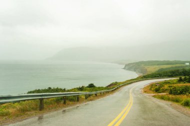 Cape Breton Adası et Cove, Nova Scotia, Kanada yakınındaki kuzey ucu yolda