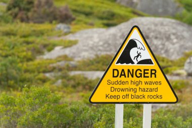 Kanada Nova Scotia sahil şeridi üzerinde ani yüksek dalgalar tehlikesi hakkında uyarı işareti