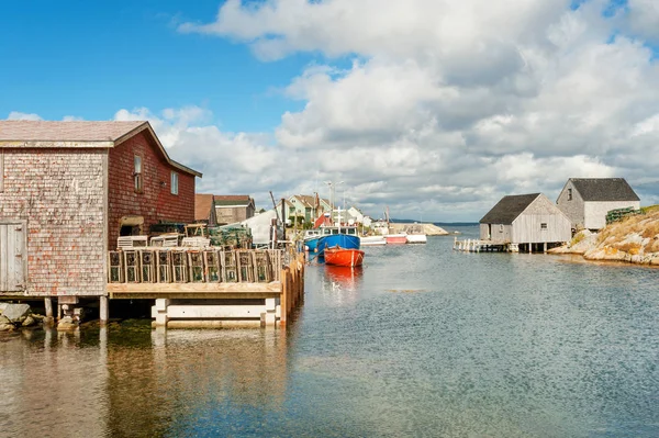 Malebnými Domky Rybářské Lodě Zátoce Peggys Vesnici Nova Scotia — Stock fotografie