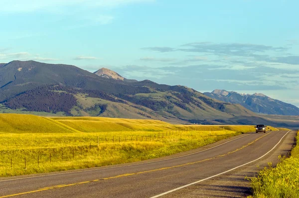 Štěrková Cesta Přes Louky Slunné Krajiny Montana Usa — Stock fotografie