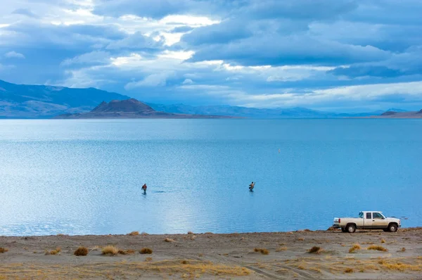 Pesca Aguas Tranquilas Del Lago Pirámide Madrugada Nevada — Foto de Stock