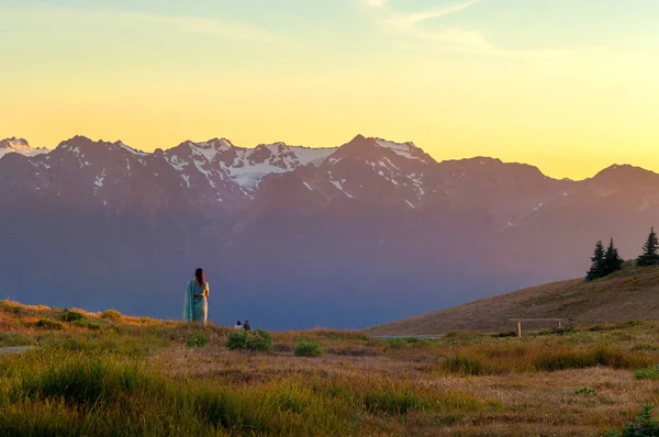 Visitatori Che Guardano Tramonto Sulle Montagne Innevate Della Cresta Dell — Foto Stock