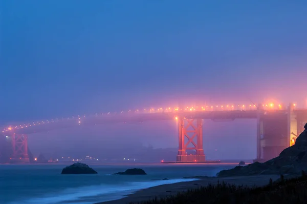 从加州旧金山贝克海滩观看雾蒙蒙的夜门桥 — 图库照片