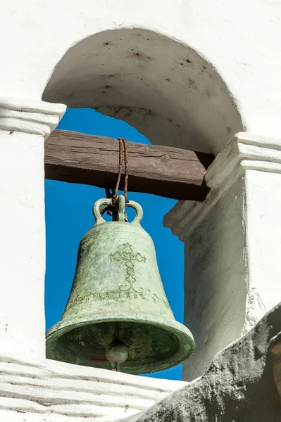 关闭西班牙圣迭戈教堂阿尔卡拉钟楼的青铜钟 加利福尼亚州 — 图库照片