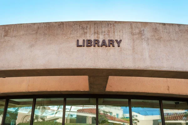 Здание Библиотеки Малкольма Лава Кампусе Университета Штата Сан Диего Калифорния — стоковое фото