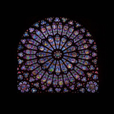 Paris'te ünlü Notre Dame de Paris katedralinin gül penceresi vitray vitray, Fransa