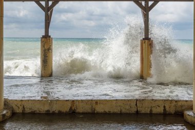 Karadeniz kıyısındaki fırtına sırasında deniz kenarındaki beton binaya güçlü dalgalar çarpıyor
