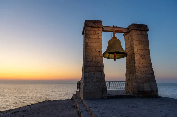 古代ギリシャ植民地の敷地内にあるケルソネソスの有名な鐘クリミア半島の日没時に黒海によるチェルソネソス — ストック写真