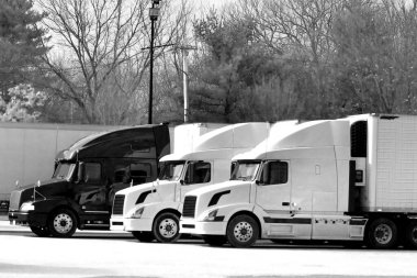 Tipik ABD Eyaletler Arası dinlenme alanındaki kamyon römorkları.