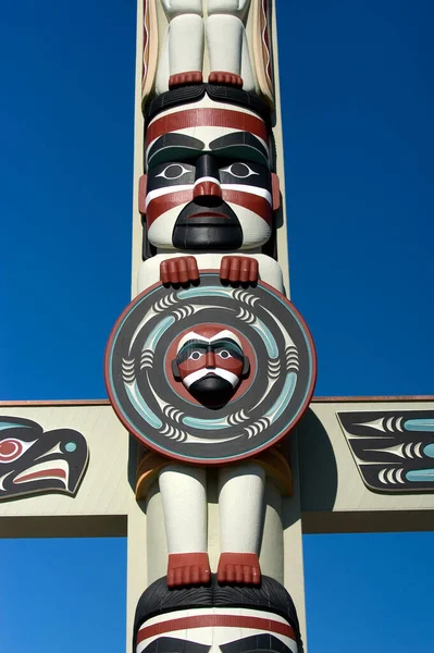 Nahaufnahme Eines Indianischen Totempfahls Vor Blauem Himmel Olympische Halbinsel Usa — Stockfoto