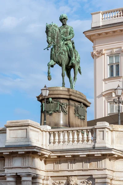 アルベルティーナ美術館 ウィーン オーストリアの前で大公アルブレヒトの乗馬像 — ストック写真