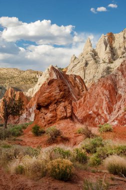 Büyük Merdiven-Escalante Ulusal Anıtı 'nı geçen Cottonwood Yolu boyunca uzanan eşsiz jeolojik kaya oluşumları, Utah, ABD