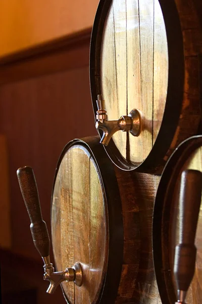 バーで古い木製のビール樽 — ストック写真