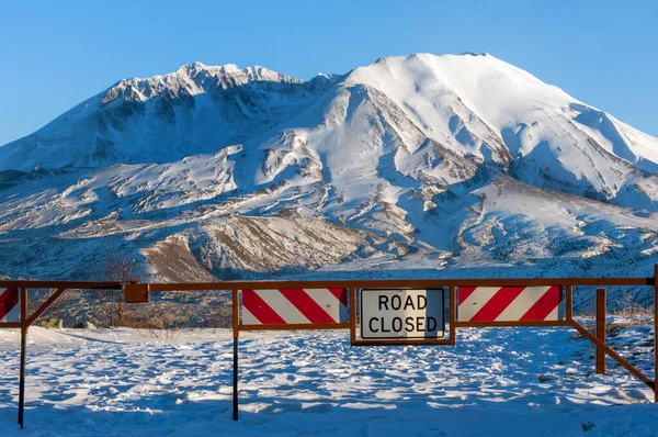 通往圣赫伦斯山国家纪念碑的道路已经关闭 圣赫伦斯山国家纪念碑是美国华盛顿州一个活跃的战略峡谷 — 图库照片