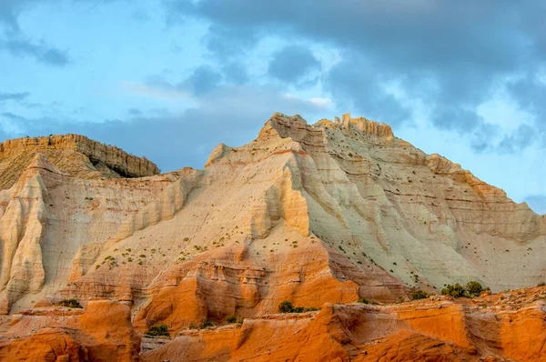 米国ユタ州コダクローム盆地州立公園のユニークな明るい砂岩層 ストックフォト