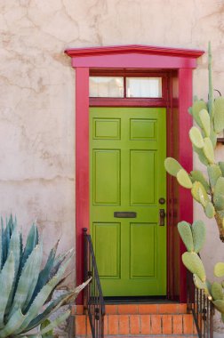 Tuscon, Arizona, ABD 'nin tarihi bölümünde renkli güneybatı tarzı kerpiç kapısı.