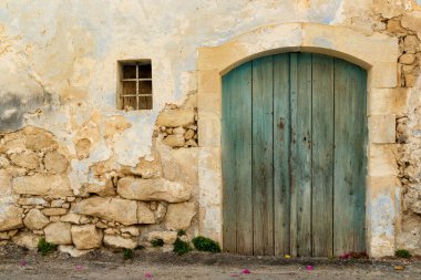 Yunanistan 'ın Girit kentindeki el yapımı seramiğiyle ünlü renkli Margarit köyündeki kırsal ev