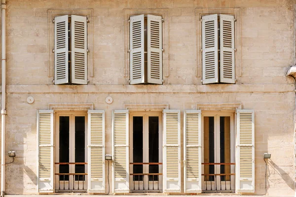 Typisk Historisk Byggnad Med Fönsterluckor Historiska Centrum Avignon Provence — Stockfoto