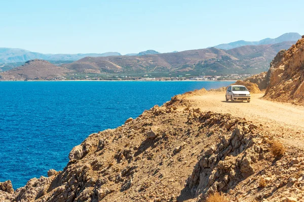 有名なバロスビーチ クレタ島 ギリシャへの舗装されていない道路での旅行 ストックフォト